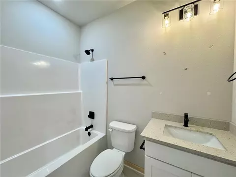 Bath - 3868 Tranquility St, Springdale, AR 72764 photo 3 of 6