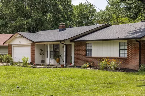 2202 SE 18th St, Bentonville, AR 72712
