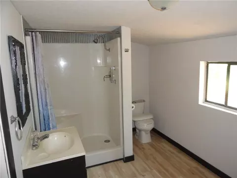 Bath - 405 Oak St, Leslie, AR 72645 photo 1 of 1