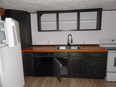 Kitchen - 405 Oak St, Leslie, AR 72645 photo 2 of 2