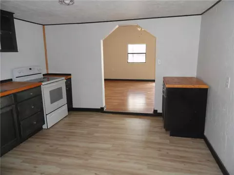 Kitchen - 405 Oak St, Leslie, AR 72645 photo 1 of 2