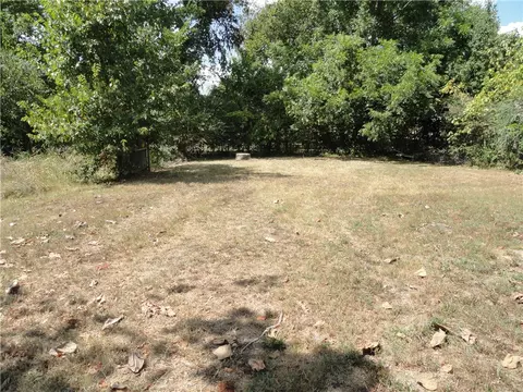 Exterior - 405 Oak St, Leslie, AR 72645 photo 9 of 14