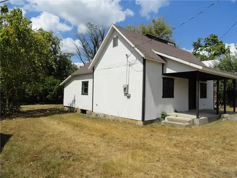 Exterior - 405 Oak St, Leslie, AR 72645 photo 3 of 14