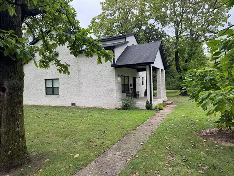 5576 N Oak St, Springdale, AR 72764