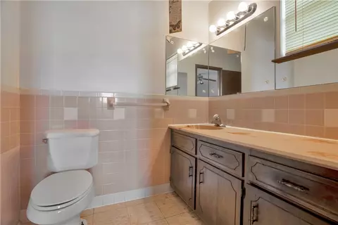 Bath - 2706 Eidson St, Springdale, AR 72762 photo 2 of 3