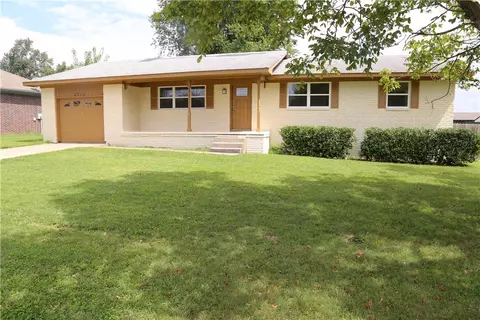2711 Summit Dr, Siloam Springs, AR 72761