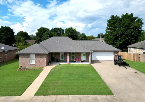 604 W Eureka St, Gentry, AR 72734