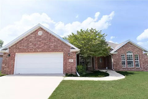 237 Briarhill Dr, Farmington, AR 72730