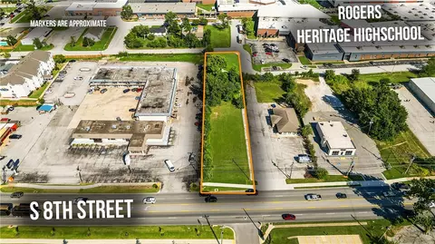8 Th St, Rogers, AR 72758