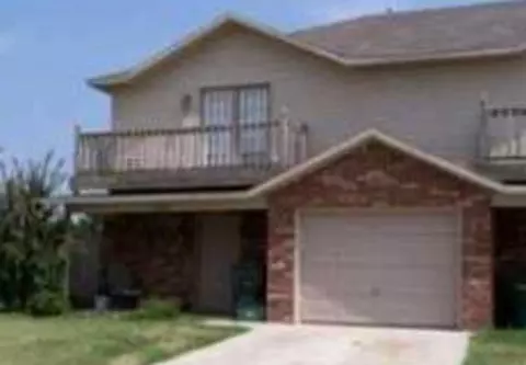 870 W Peachtree Dr, Fayetteville, AR 72703