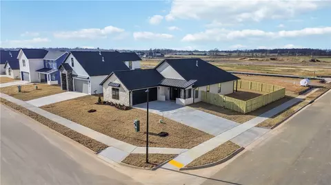 930 Thornwood Pl, Centerton, AR 72713