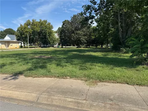 114 W Main St, Farmington, AR 72730