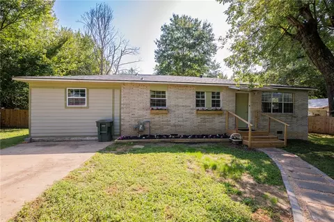 1208 S Lake Sequoyah Dr, Fayetteville, AR 72701