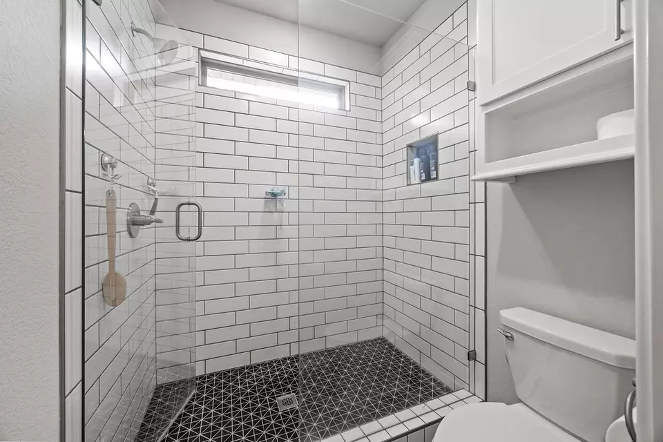 Bath - 1626 S Price Ave, Fayetteville, AR 72701 photo 3 of 4