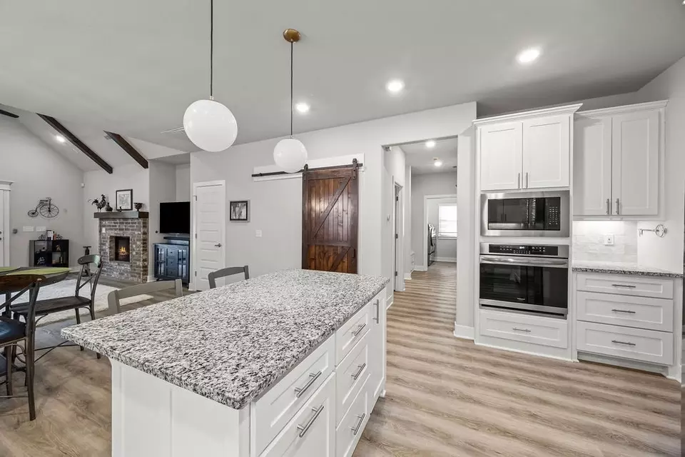 Entry Way - 1626 S Price Ave, Fayetteville, AR 72701 photo 7 of 8