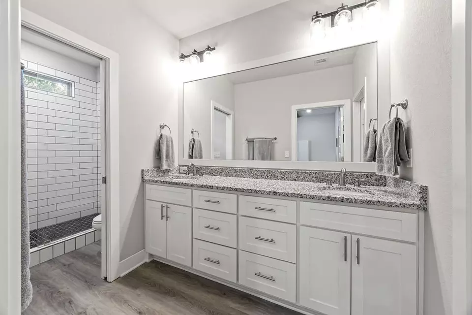 Bath - 1626 S Price Ave, Fayetteville, AR 72701 photo 4 of 4