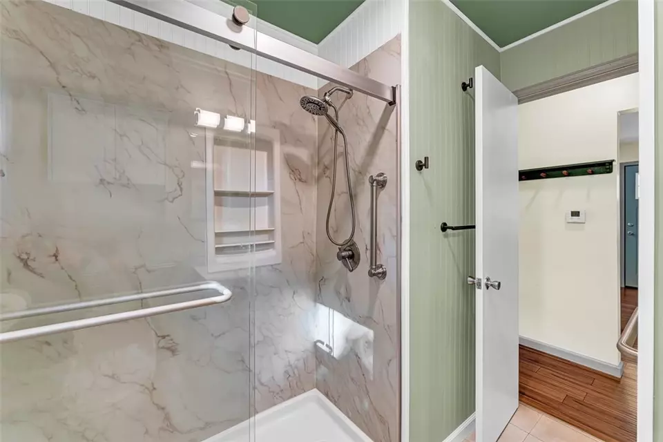 Bath - 19129 Shoreline Way, Fayetteville, AR 72703 photo 2 of 3