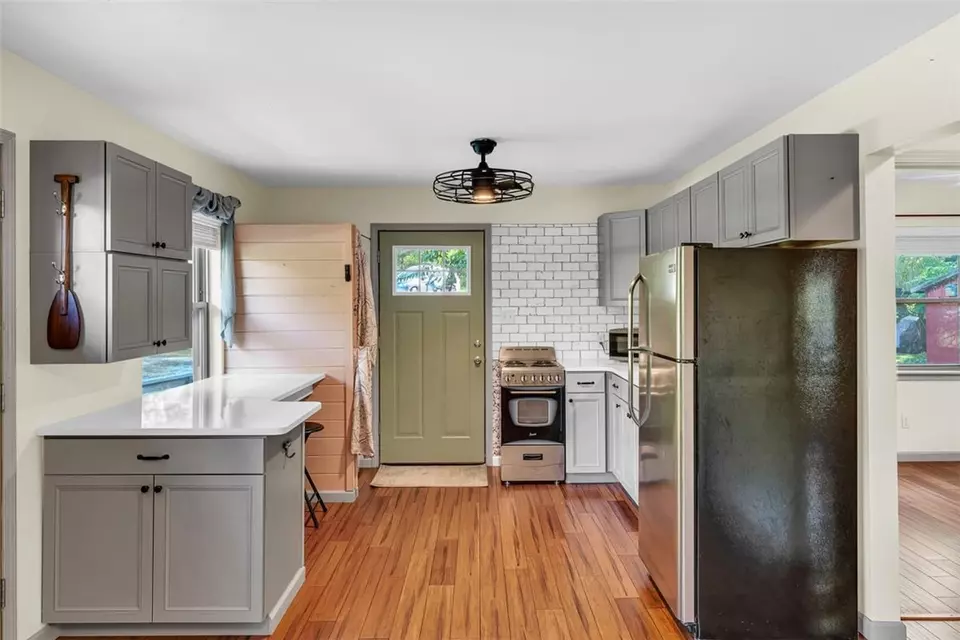 Kitchen - 19129 Shoreline Way, Fayetteville, AR 72703 photo 2 of 3
