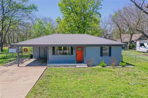 106 S Ozark St, Prairie Grove, AR 72753