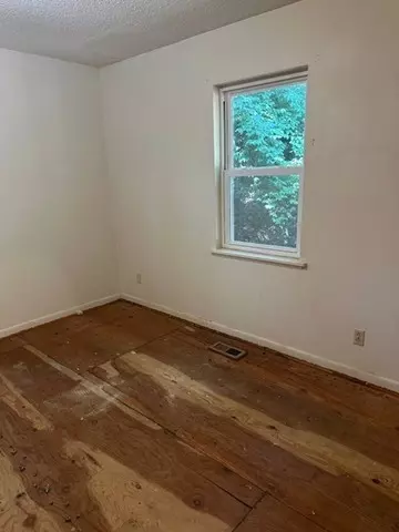 Bedroom - 212 Redbud Trl, West Fork, AR 72774 photo 5 of 6