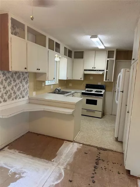 Kitchen - 212 Redbud Trl, West Fork, AR 72774 photo 1 of 2