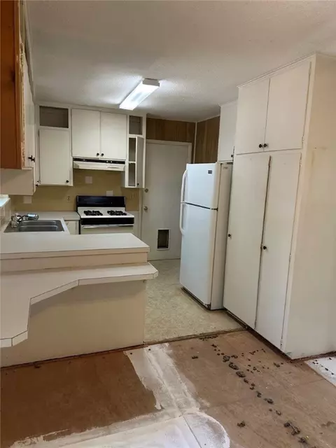 Kitchen - 212 Redbud Trl, West Fork, AR 72774 photo 2 of 2