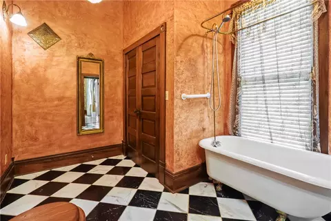 Bath - 610 W Central Ave, Harrison, AR 72601 photo 2 of 10