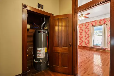 Entry Way - 610 W Central Ave, Harrison, AR 72601 photo 3 of 10