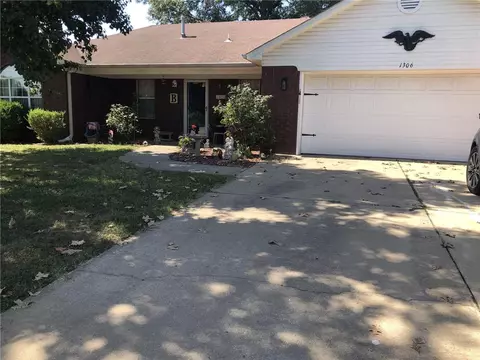 1306 S Oswego Pl, Russellville, AR 72802