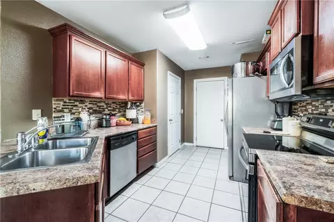 Kitchen - 1258 Apache Trl, Springdale, AR 72764 photo 2 of 3