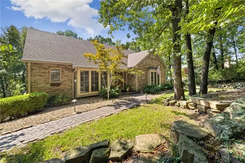 2832 Hyland Park Rd, Fayetteville, AR 72701
