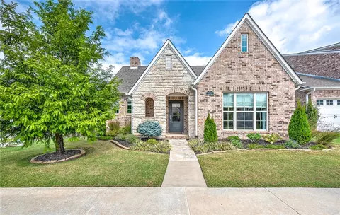 270 N Solitude Bnd, Fayetteville, AR 72704