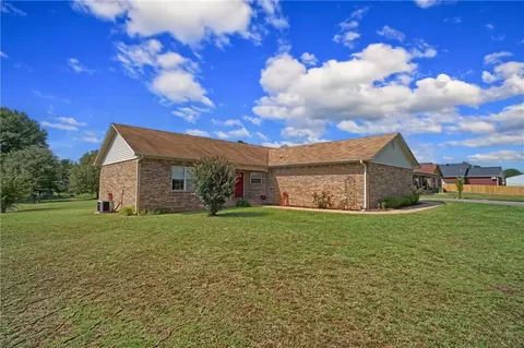 214 Stonegate Dr, Russellville, AR 72802