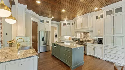 Kitchen - 1312 Royal Ave, Centerton, AR 72719 photo 2 of 3
