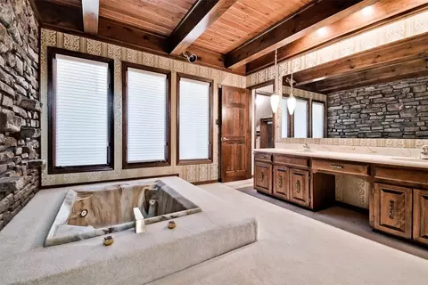 Bath - 205 Suttle Dr, Springdale, AR 72764 photo 1 of 4