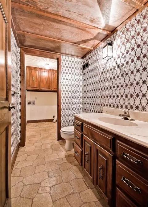 Bath - 205 Suttle Dr, Springdale, AR 72764 photo 4 of 4