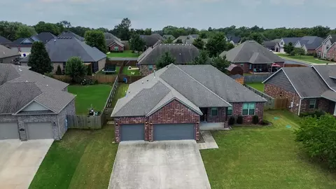 2011 Venice Ave, Lowell, AR 72745