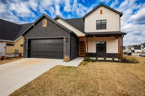 2331 W Seminole Dr, Rogers, AR 72758