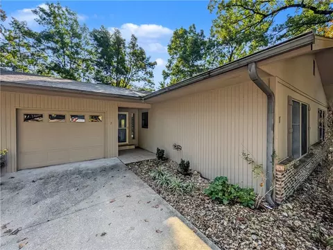 7 Joanie Ln, Bella Vista, AR 72715