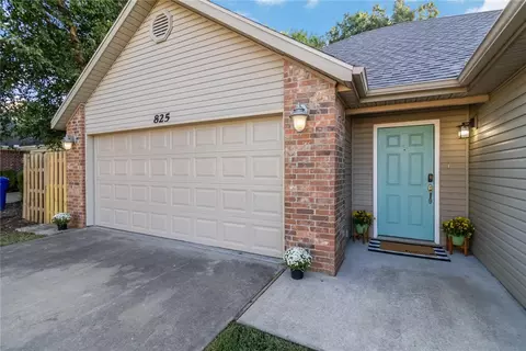 Exterior - 825 Crystal St, Lowell, AR 72745 photo 2 of 4