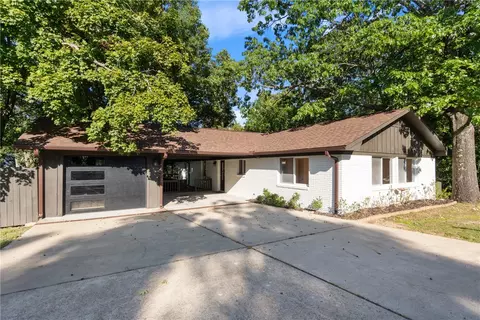 56 Ridge Rd, Eureka Springs, AR 72631