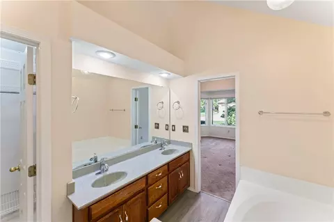 Bath - 1146 W Rockhill St, Springfield, MO 65810 photo 4 of 5