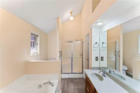 Bath - 1146 W Rockhill St, Springfield, MO 65810 photo 3 of 5