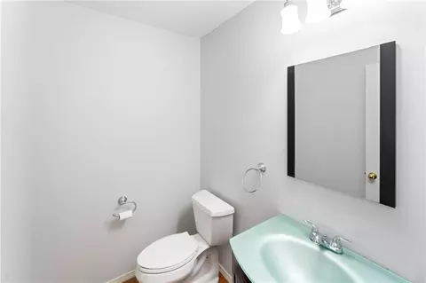 Bath - 1146 W Rockhill St, Springfield, MO 65810 photo 2 of 5