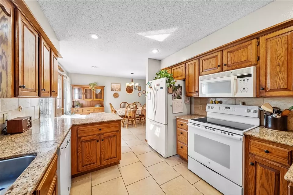 Kitchen - 1321 Quail Run Cir, Bentonville, AR 72712 photo 2 of 4