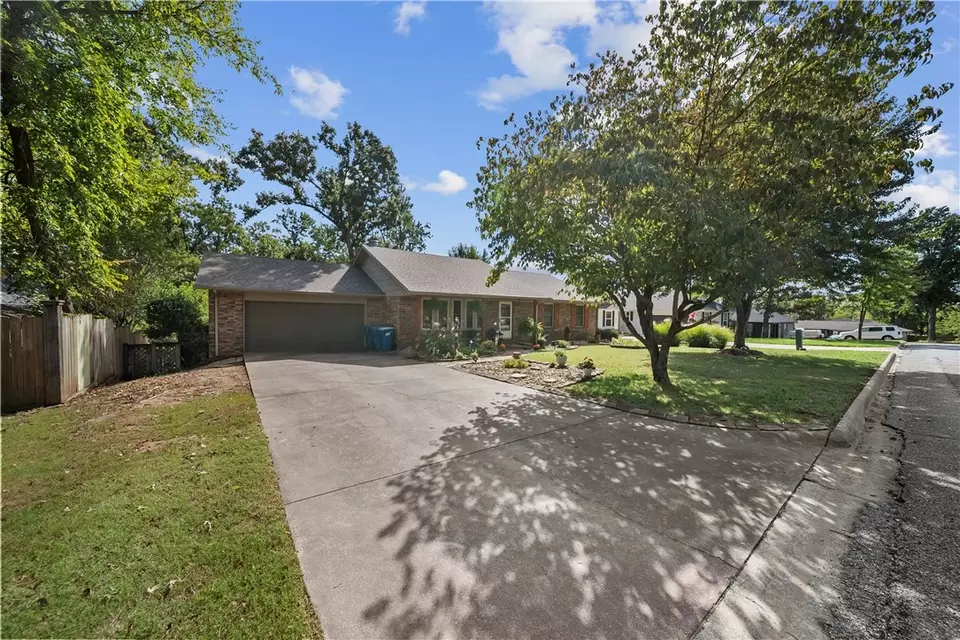 Exterior - 1321 Quail Run Cir, Bentonville, AR 72712 photo 1 of 7