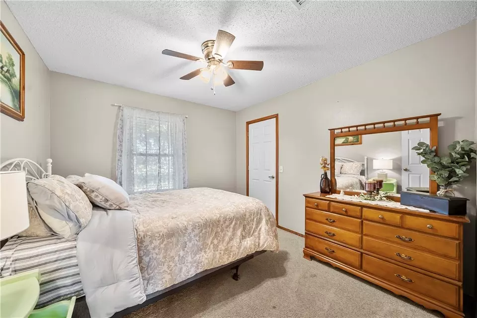 Bedroom - 1321 Quail Run Cir, Bentonville, AR 72712 photo 4 of 8