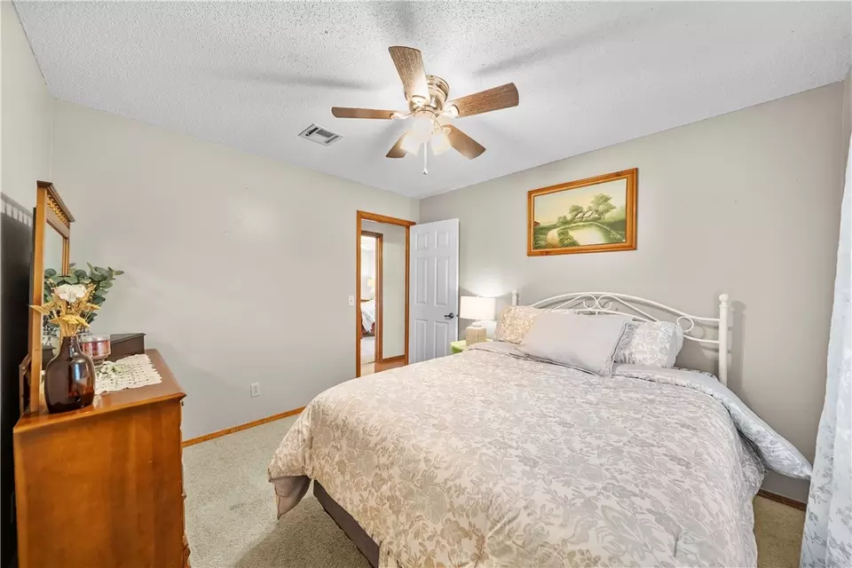 Bedroom - 1321 Quail Run Cir, Bentonville, AR 72712 photo 5 of 8