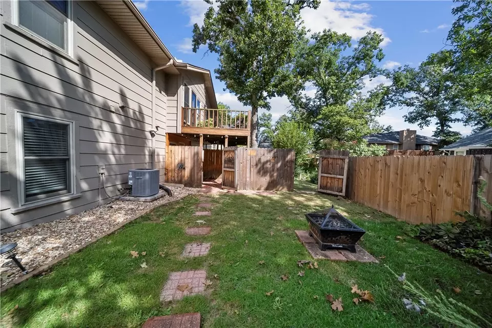 Exterior - 1321 Quail Run Cir, Bentonville, AR 72712 photo 6 of 7