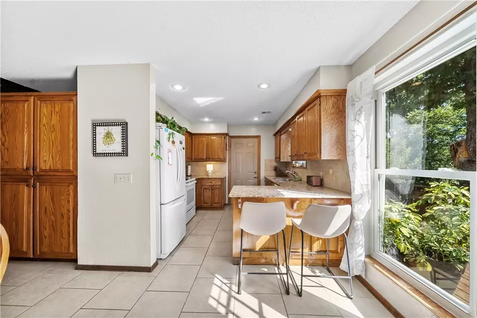 Kitchen - 1321 Quail Run Cir, Bentonville, AR 72712 photo 3 of 4